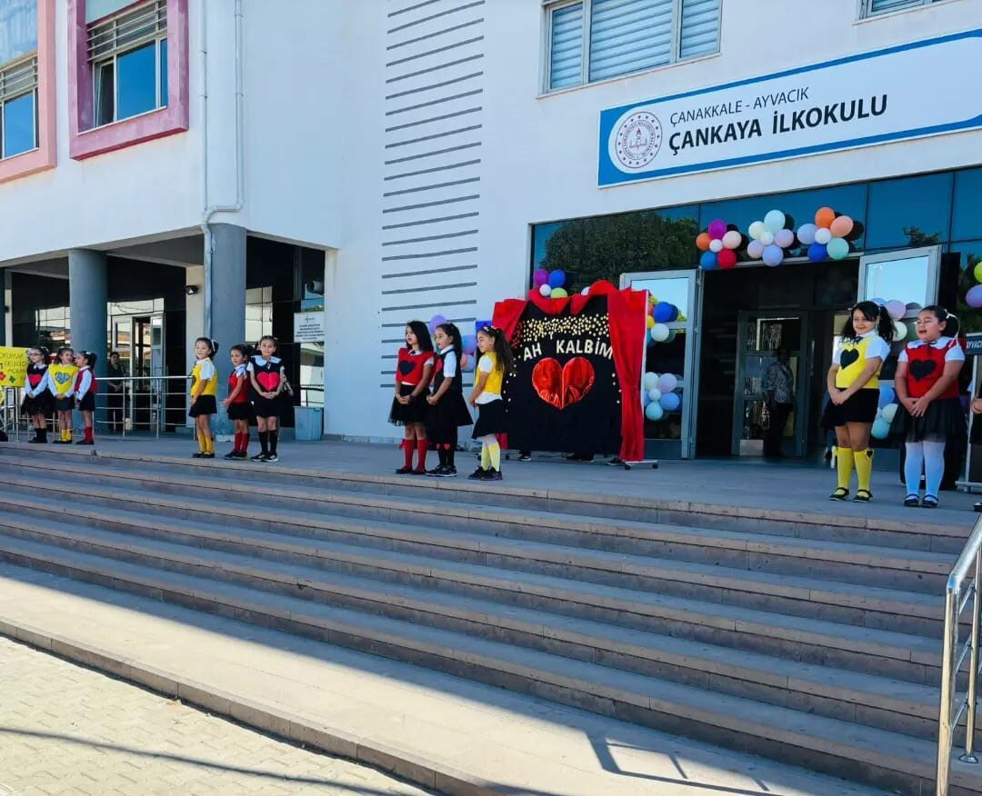 Çanakkale’nin Ayvacık ilçesinde 2025-2026 eğitim-öğretim yılı “İlköğretim Haftası” düzenlenen törenle