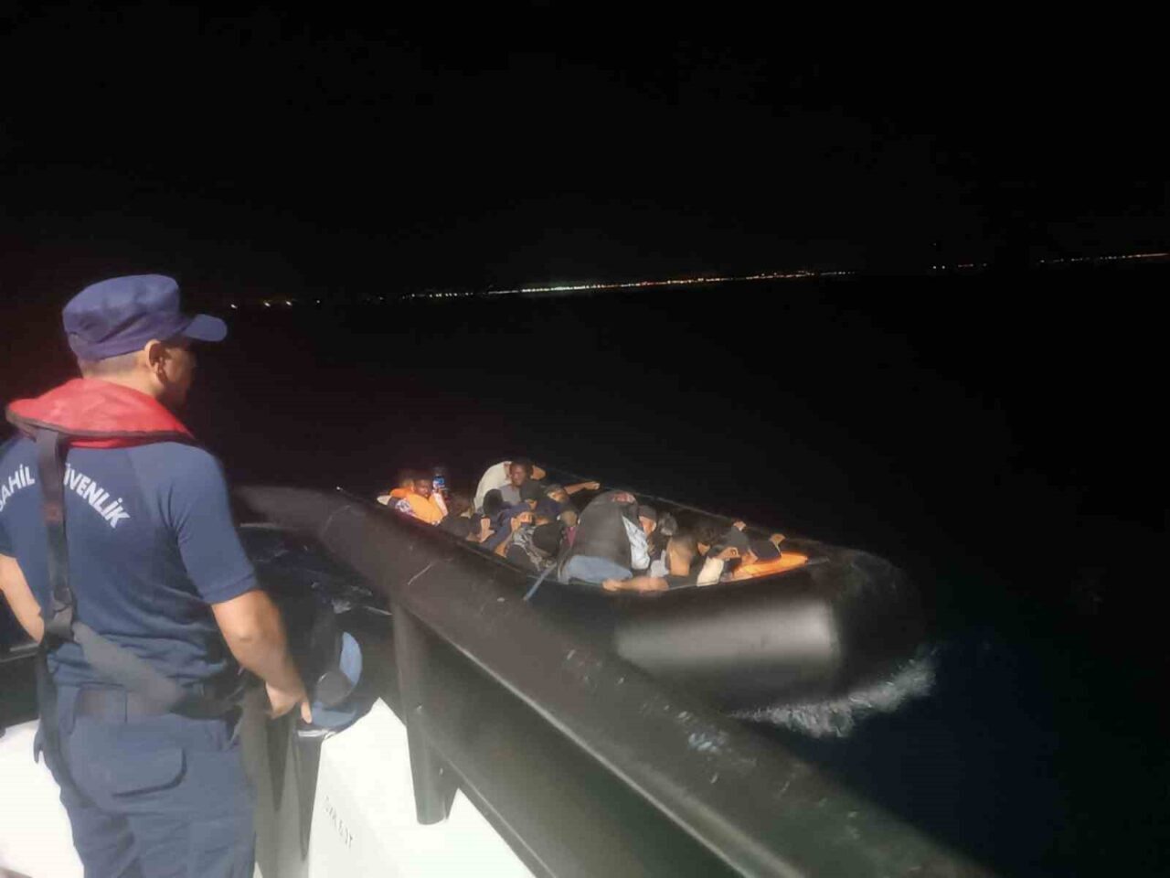 Balıkesir’in Ayvalık ilçesi açıklarında Sahil Güvenlik ekiplerince aralarında 8 çocuğun