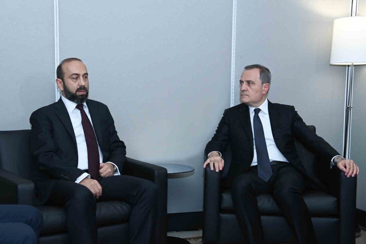 Azerbaycan Dışişleri Bakanı Ceyhun Bayramov ve Ermenistan Dışişleri Bakanı Ararat