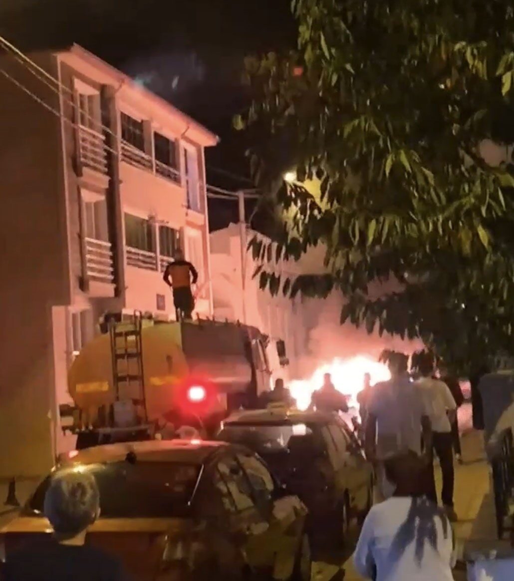 Kırklareli’nin Babaeski ilçesinde bir otomobilde çıkan yangın itfaiye ekiplerinin müdahalesiyle