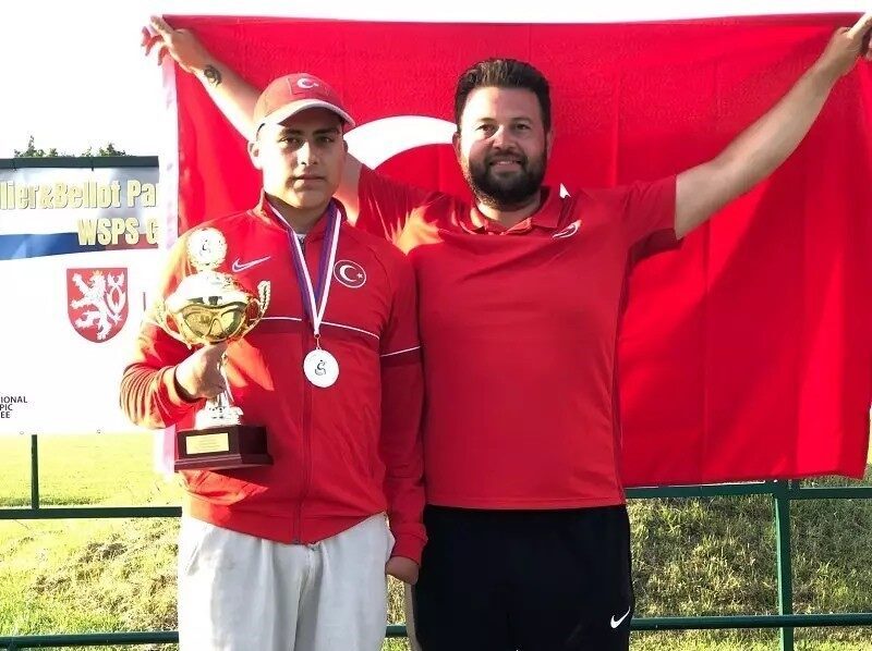 Aydın’ın Karpuzlu ilçesinden 16 yaşındaki Muaz Erdem Madran, elleri ve