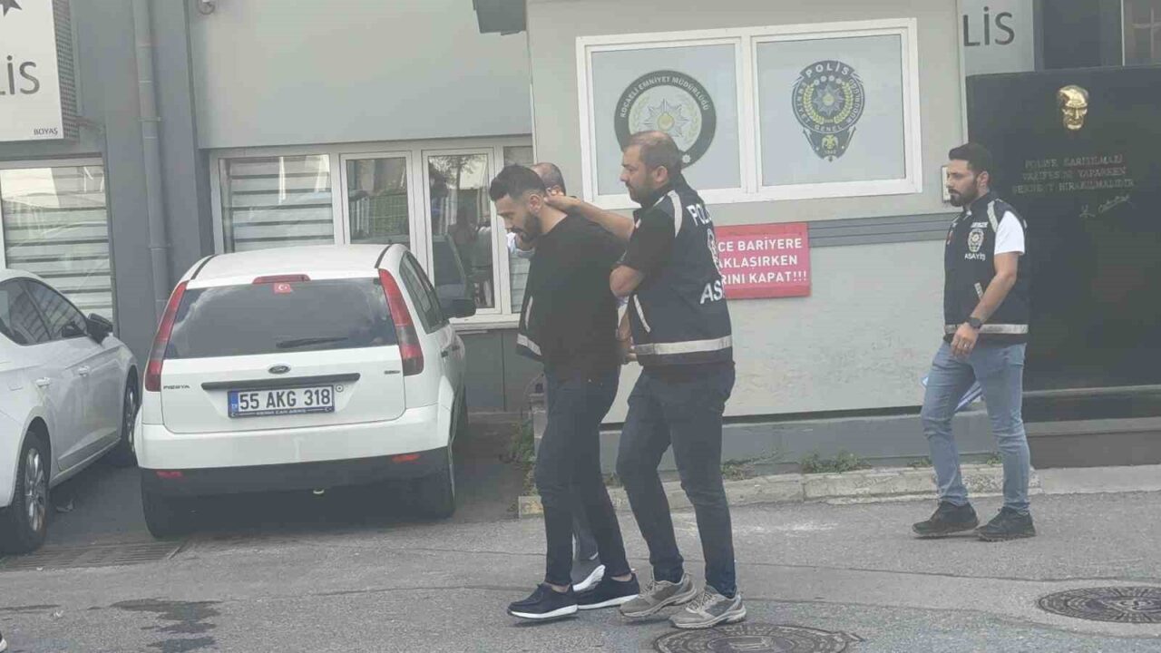 Kocaeli’nin Gebze ilçesinde bir babaya, çocuklarının gözü önünde tokat atan