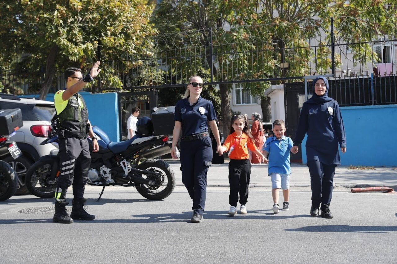 Bağcılar Belediyesi Zabıta Müdürlüğü ekipleri, Uyum Haftası’nda okul hayatına yeni
