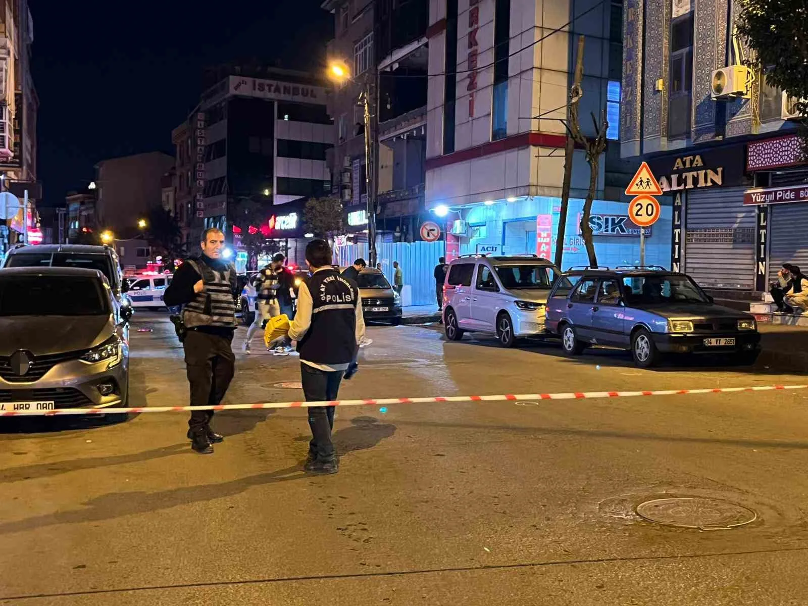 İstanbul Bağcılar’da motosikletli şahıslar, seyir halindeki bir otomobile silahlı saldırı