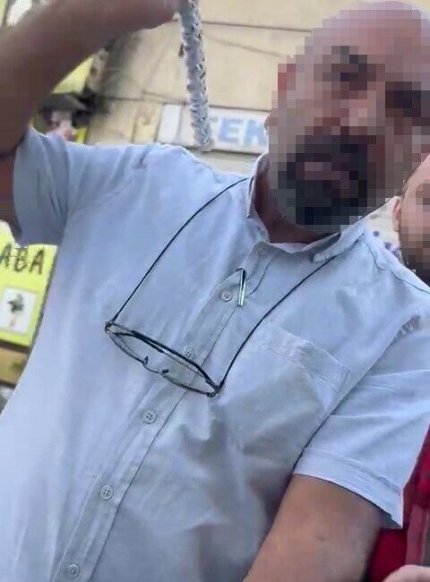 İstanbul’un Bağcılar ilçesinde yaşanan yol verme tartışmasında kornaya basan sürücüye