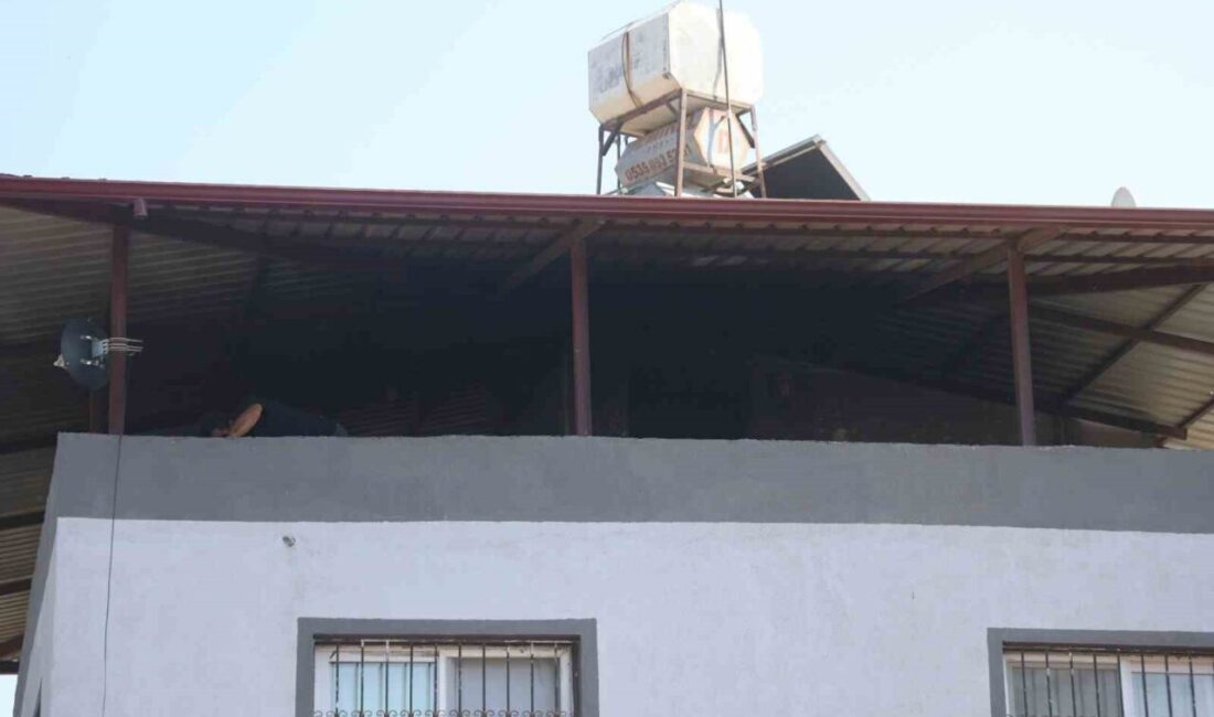 Hatay’ın Defne ilçesinde bahçede çıkan yangın eve sıçramadan itfaiye ekipleri