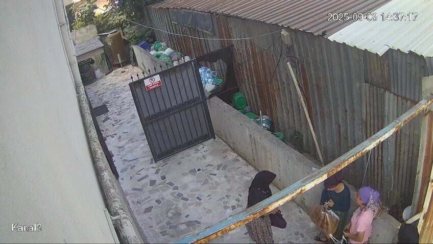 Kocaeli’nin Darıca ilçesinde 3 kadın, ara sokaktaki bir evin bahçesinde