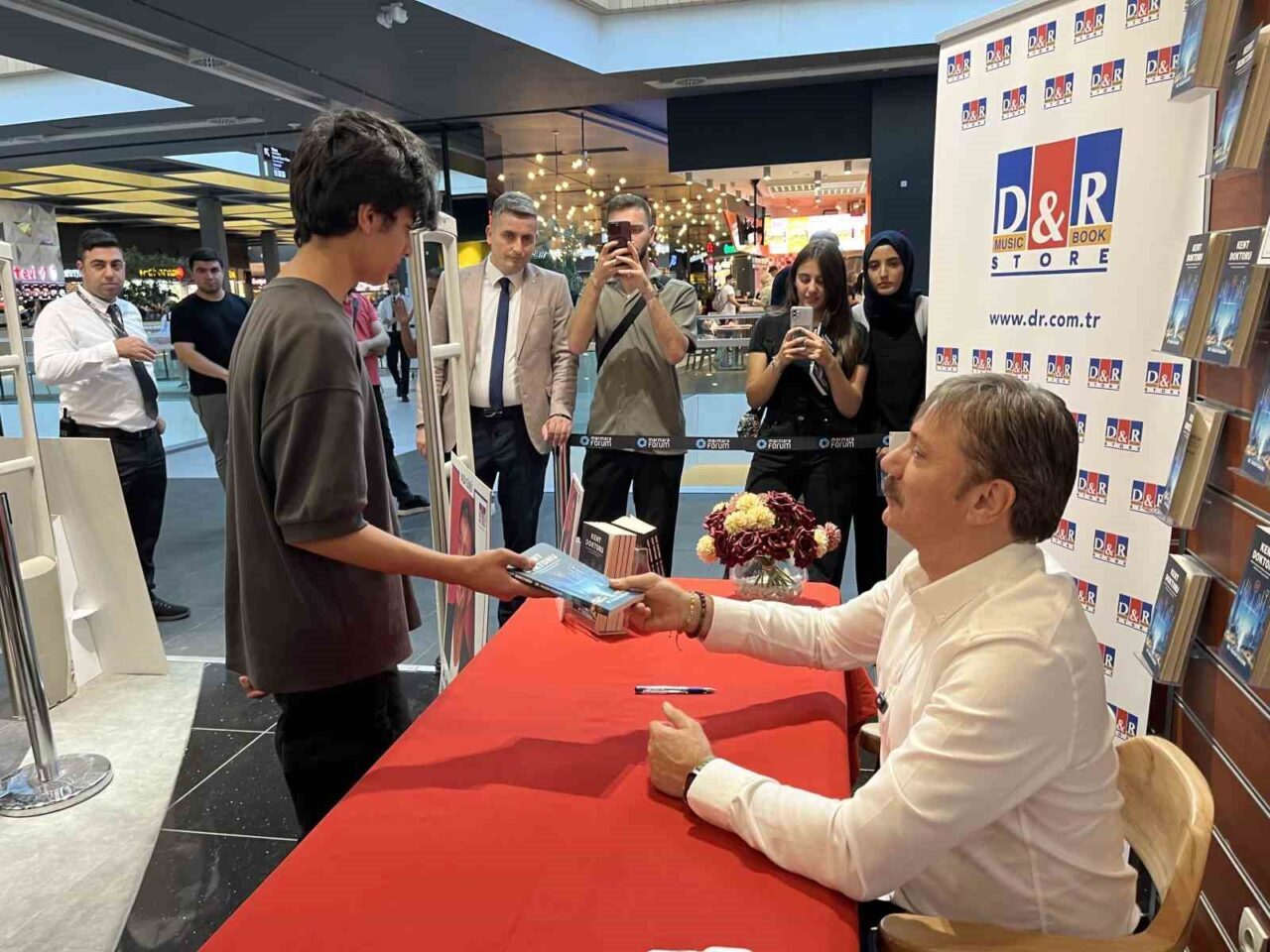 Bahçelievler Belediye Başkanı Dr. Hakan Bahadır, “Kent Doktoru” kitabı için