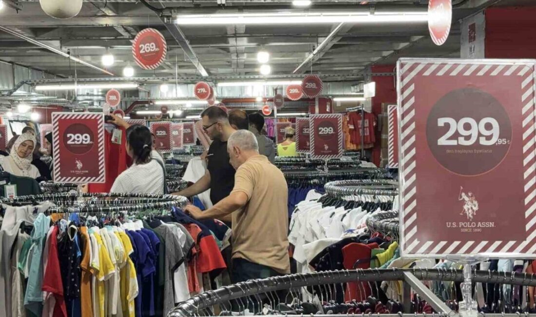 İstanbul’un Bahçelievler ilçesinde bir alışveriş merkezinde düzenlenen Garaj Günleri indirim