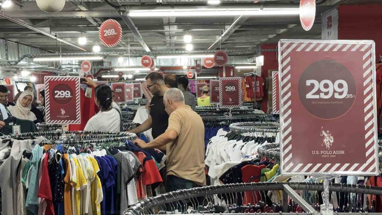 İstanbul’un Bahçelievler ilçesinde bir alışveriş merkezinde düzenlenen Garaj Günleri indirim