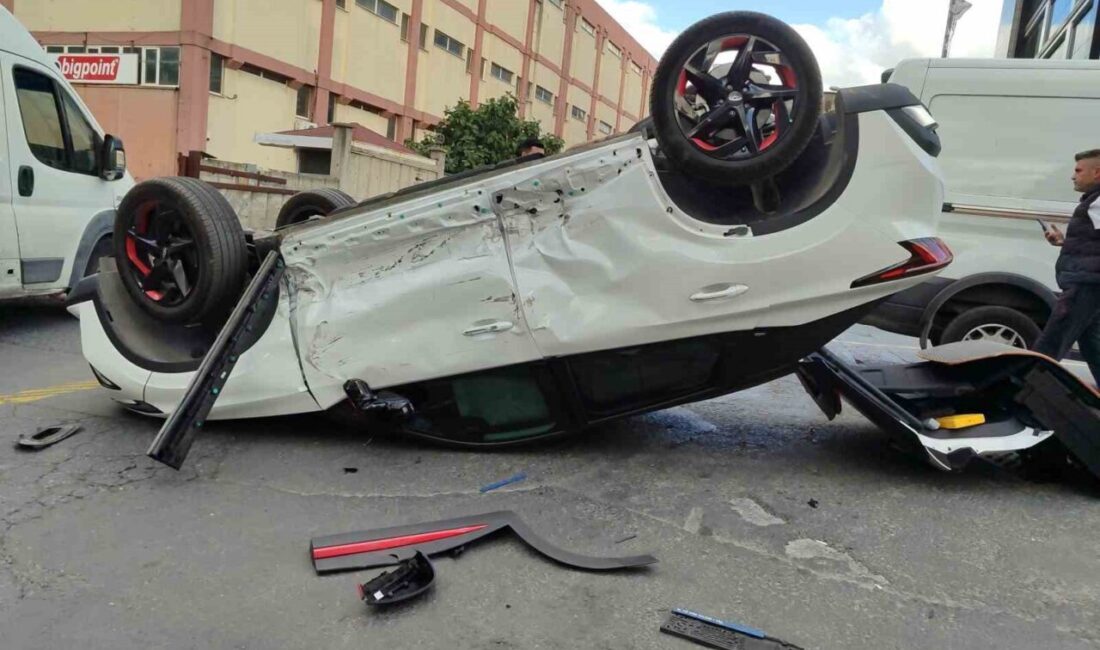 İstanbul Bahçelievler’de hızını alamayan minibüsün çarptığı otomobil takla atıp ters