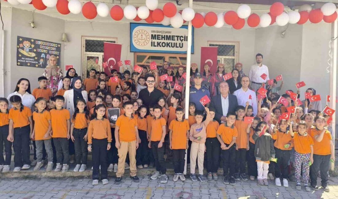 Van’ın Bahçesaray ilçesinde ‘İlköğretim Haftası’ dolayısıyla tören düzenlendi. 2025-2026 eğitim-öğretim