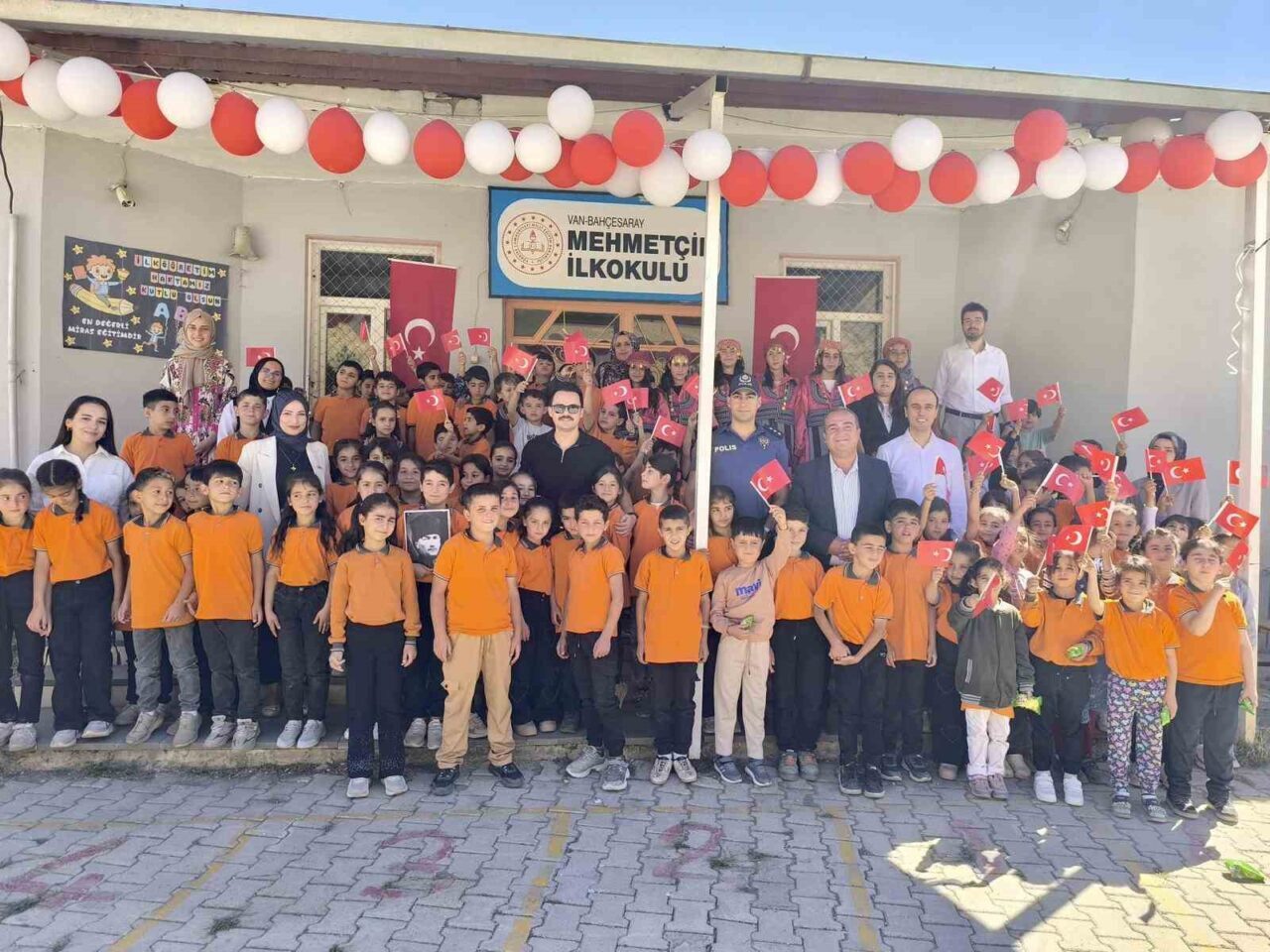 Van’ın Bahçesaray ilçesinde ‘İlköğretim Haftası’ dolayısıyla tören düzenlendi. 2025-2026 eğitim-öğretim