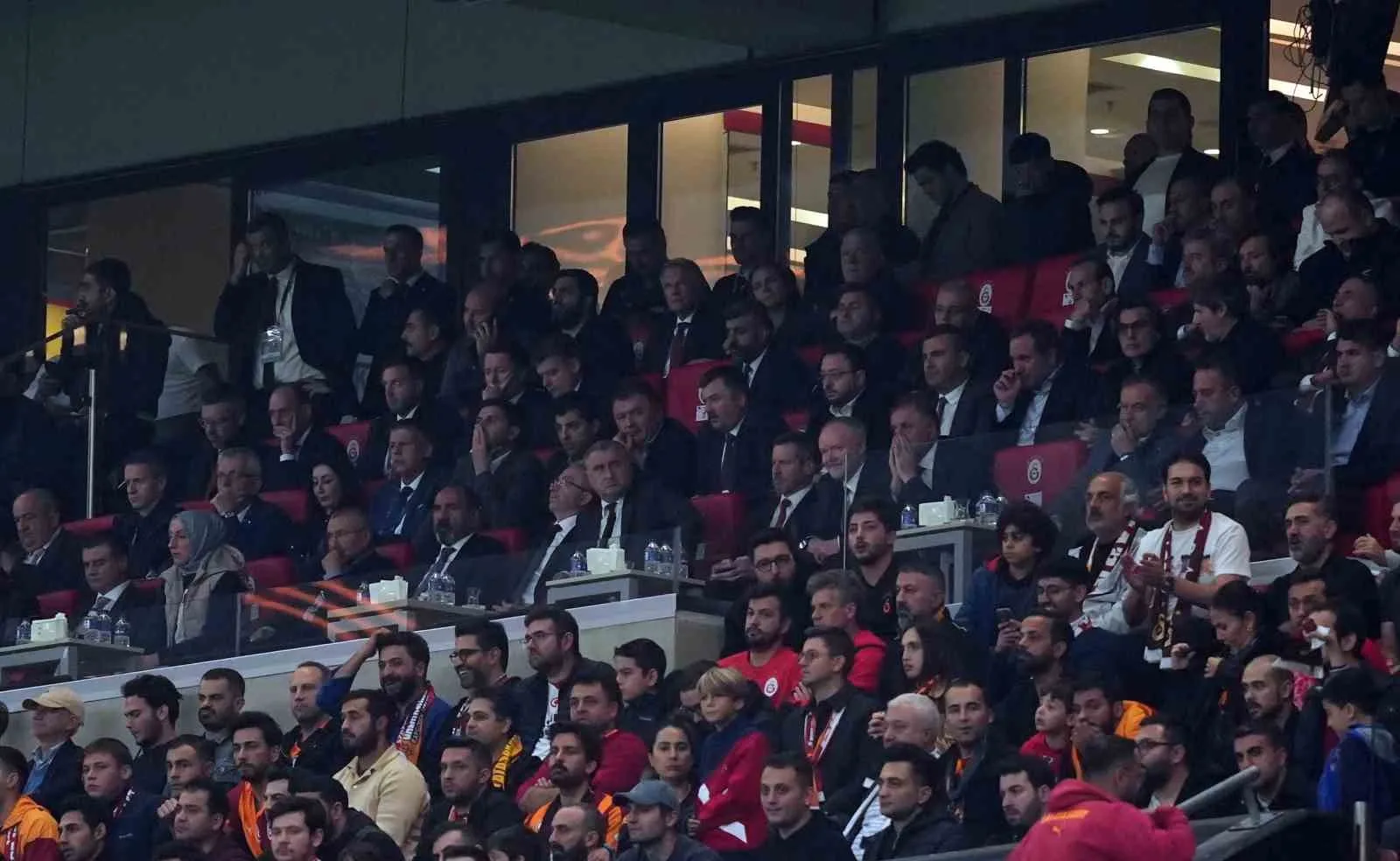 Gençlik ve Spor Bakanı Osman Aşkın Bak, Galatasaray ile Liverpool