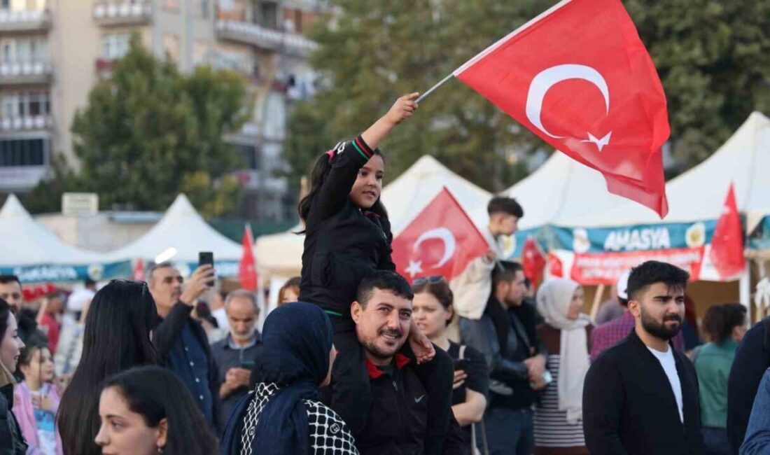 KIRŞEHİR (İHA) – Ticaret Bakanı Ömer Bolat, Kırşehir Cacabey Meydanı’nda