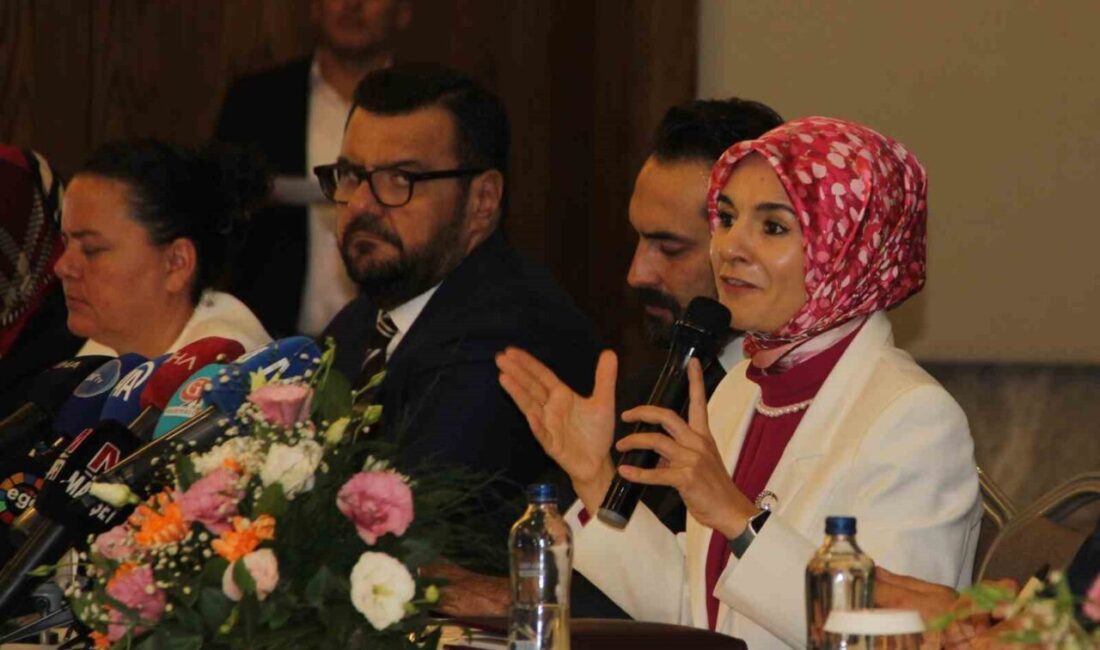 Manisa’da ’AK Parti Türkiye Yüzyılı Buluşmaları’na katılan Aile ve Sosyal