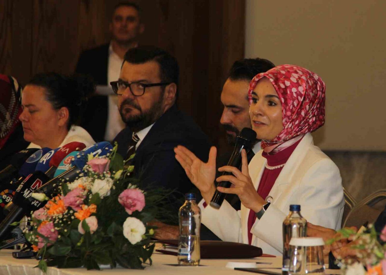 Manisa’da ’AK Parti Türkiye Yüzyılı Buluşmaları’na katılan Aile ve Sosyal