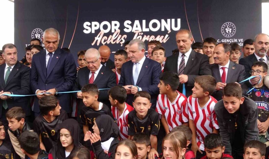 Milli Savunma Bakanı Yaşar Güler, Gençlik ve Spor Bakanı Osman