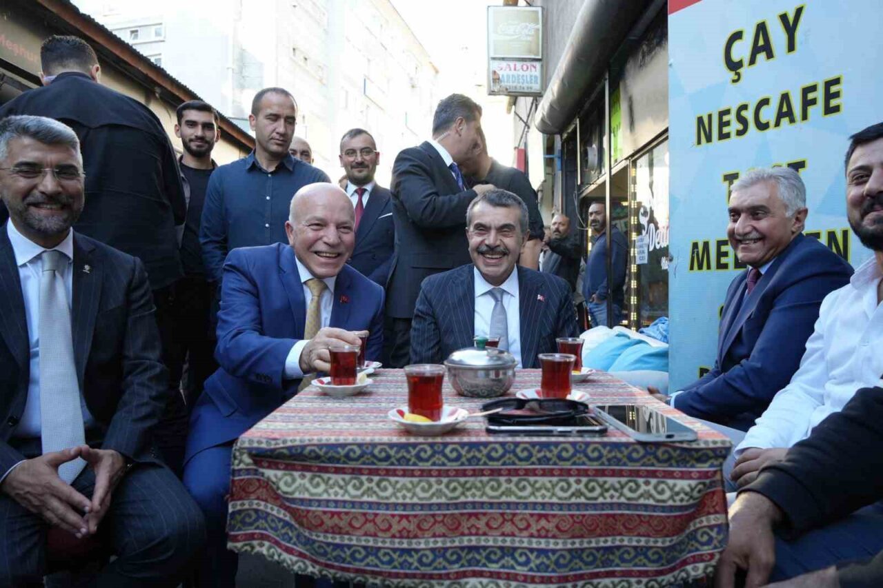 Milli Eğitim Bakanı Yusuf Tekin, Erzurumspor Futbol Kulübü’nü ziyaret etti,