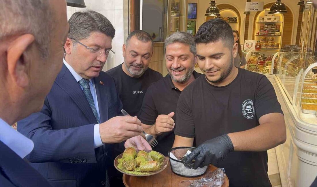 Antalya programı kapsamında esnafla bir araya gelen Adalet Bakanı Yılmaz