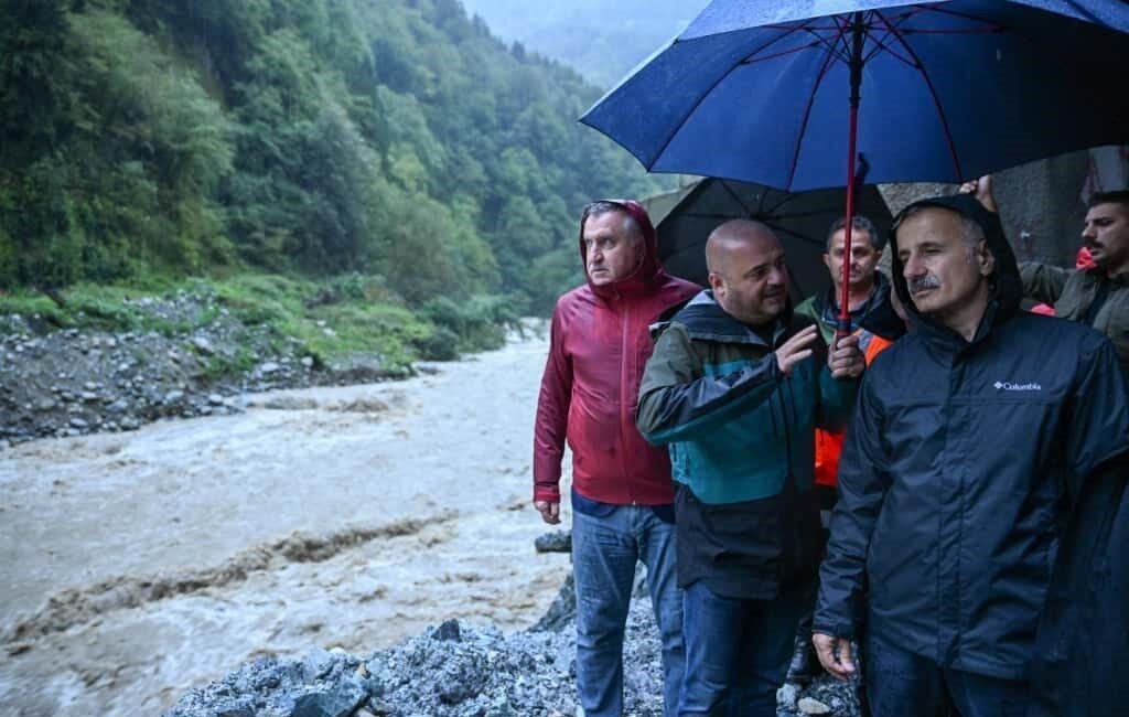 Ulaştırma ve Altyapı Bakanı Abdulkadir Uraloğlu, Rize’de meydana gelen selden