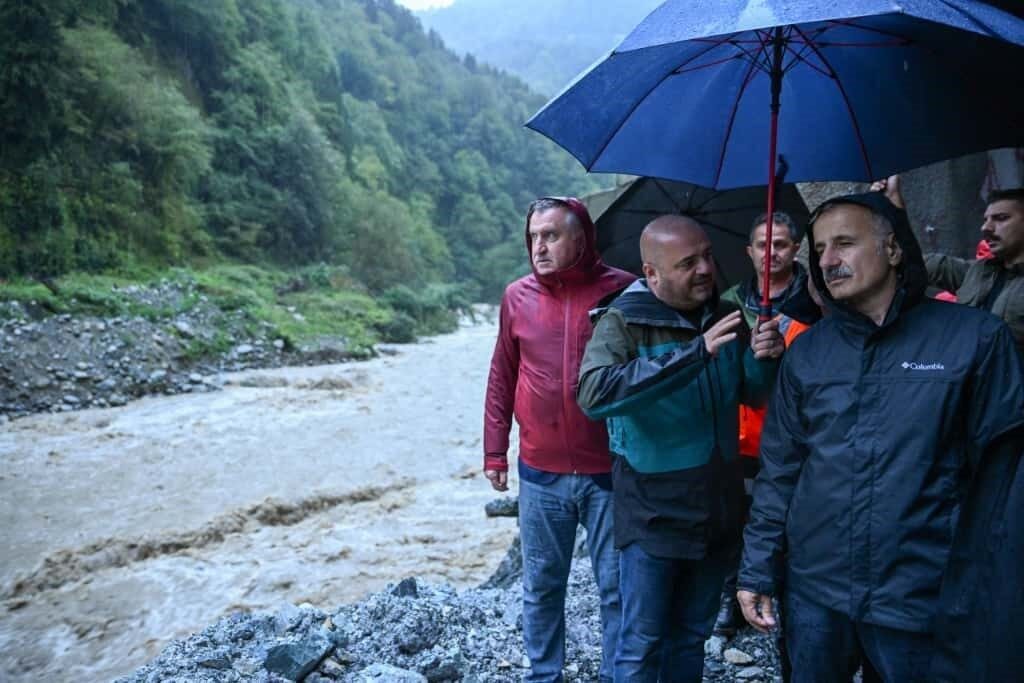 Ulaştırma ve Altyapı Bakanı Abdulkadir Uraloğlu, Rize’de meydana gelen selden