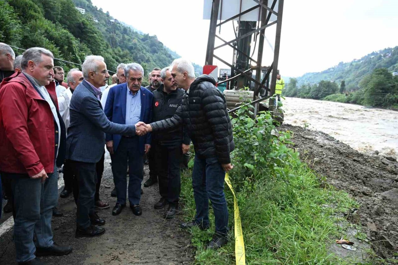 Ulaştırma ve Altyapı Bakanı Abdulkadir Uraloğlu, Rize’de meydana gelen sele