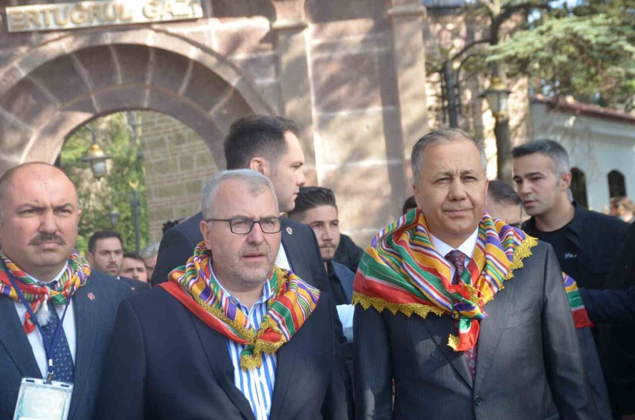 İçişleri Bakanı Ali Yerlikaya, Ertuğrulgazi Türbesi ziyaret ederek, dua etti.