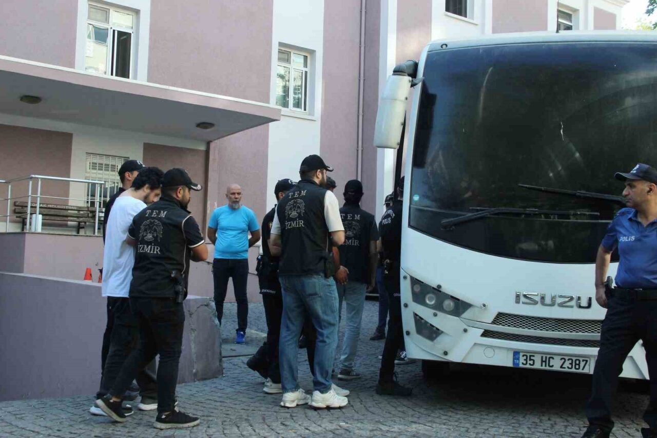 İzmir’in Balçova ilçesinde polis merkezine pompalı tüfekle saldırarak 2 polis