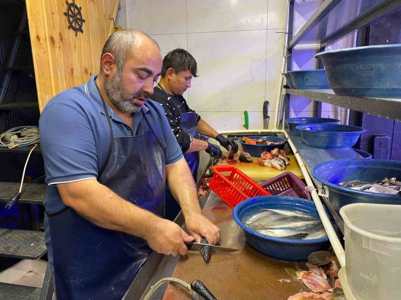 Bu yıl av sezonunun bereketli geçtiğini belirten balıkçı esnafı Cengizhan