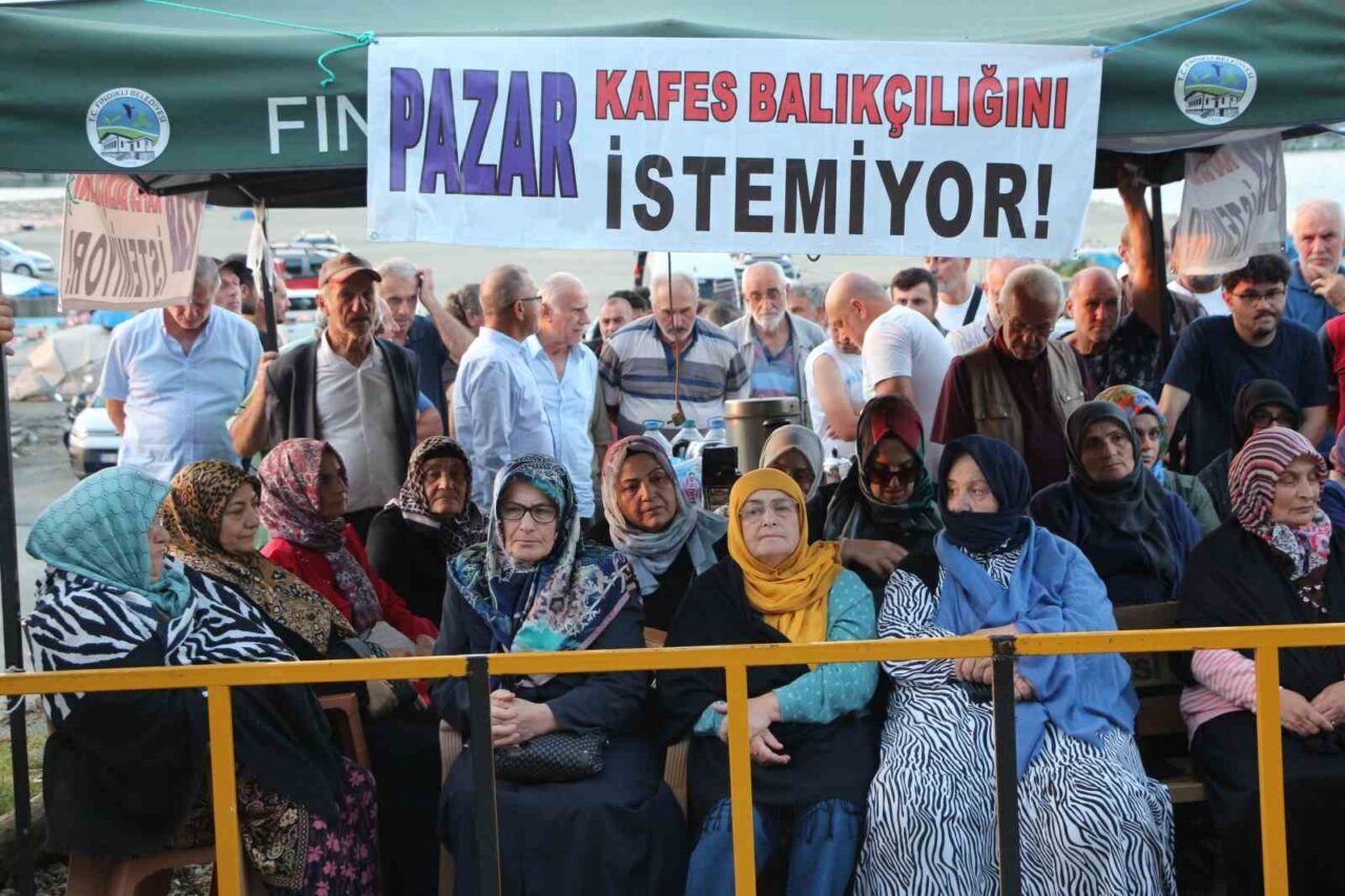 Rize’nin Pazar ilçesinde köylerinin açığında kafes balıkçılığı yapılmasını istemeyen Balıkçı