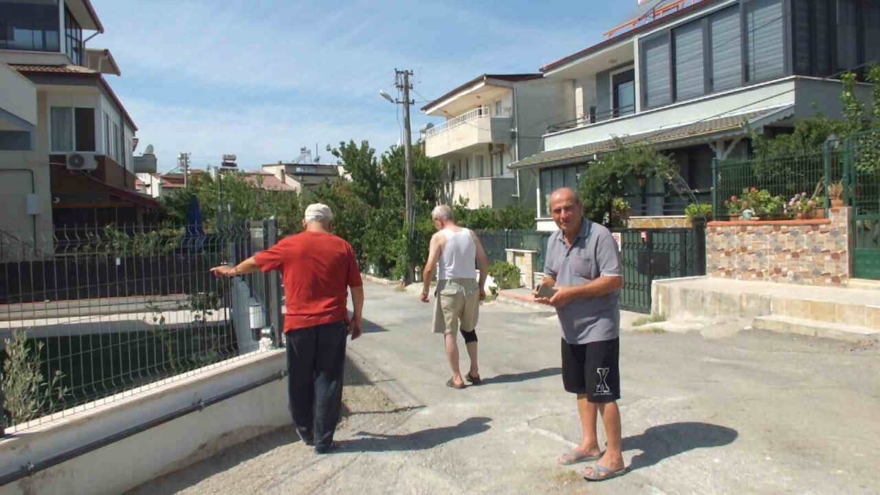 Burhaniye ilçesinde, uçakların şehrin semalarında bıraktığı izler ilgi odağı oldu.