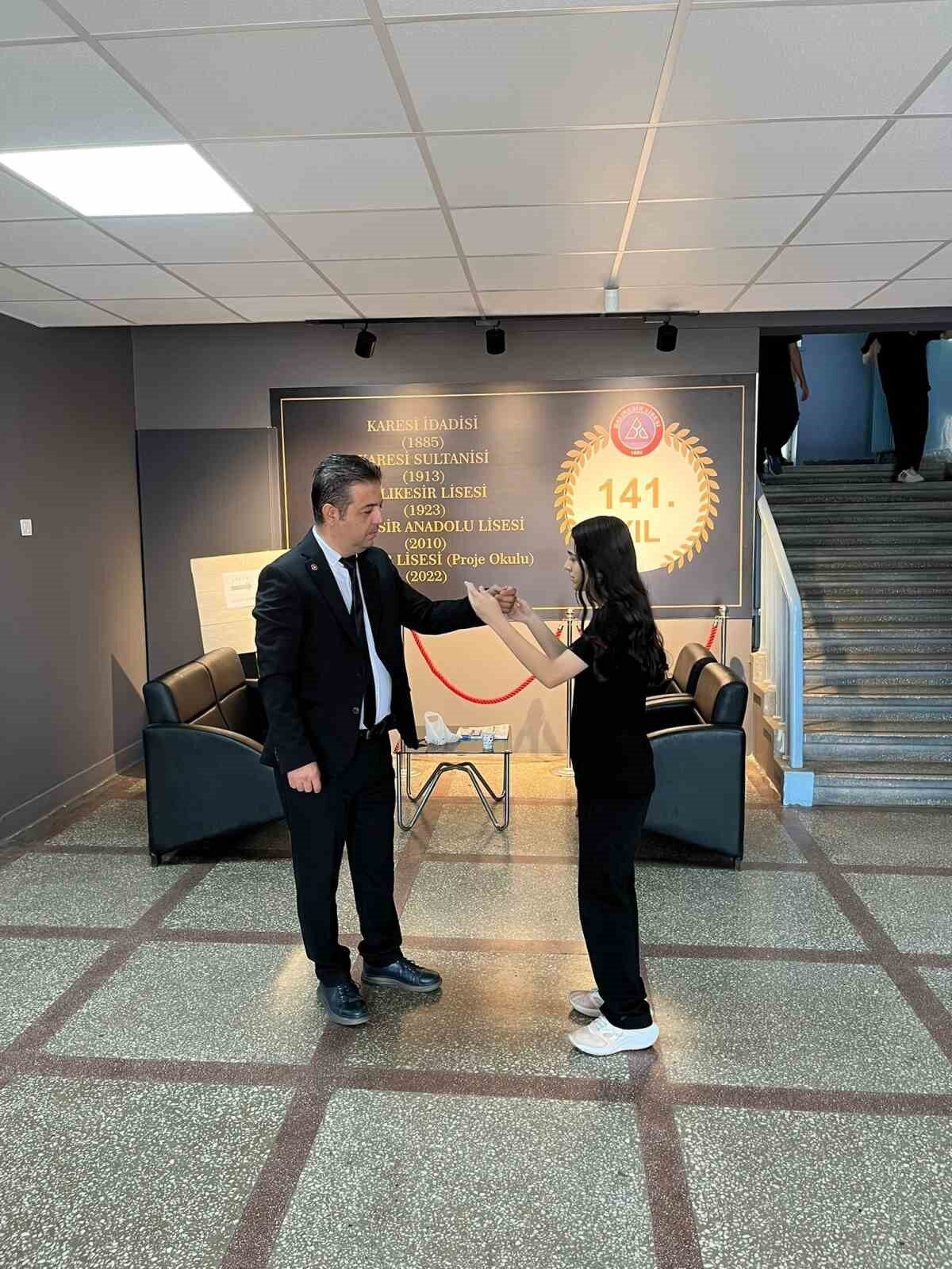 Balıkesir Lisesi’nde Değerler Kulübü öğretmen ve öğrencilerinin öncülüğünde, tüm okul