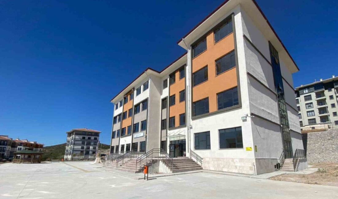 Balıkesir’de eğitime yapılan yatırımlar kapsamında Altıeylül ilçesinde yapımı tamamlanan 3