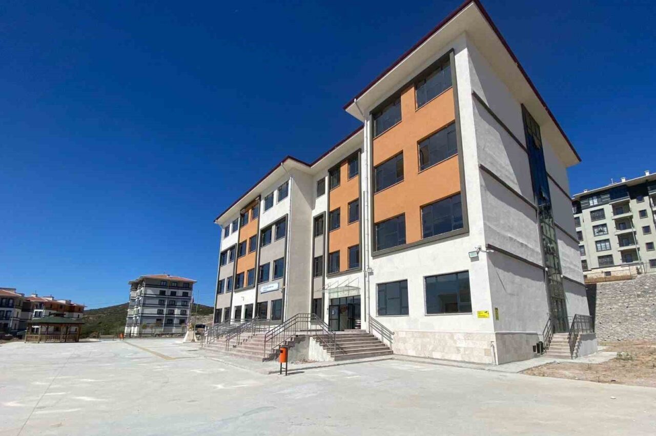 Balıkesir’de eğitime yapılan yatırımlar kapsamında Altıeylül ilçesinde yapımı tamamlanan 3