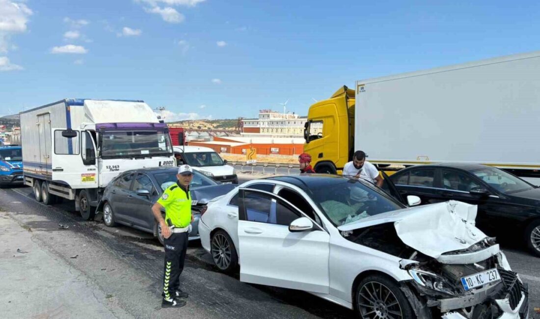 Balıkesir’de Bursa-Balıkesir karayolunda 4 aracın karıştığı zincirleme trafik kazası yaşandı.