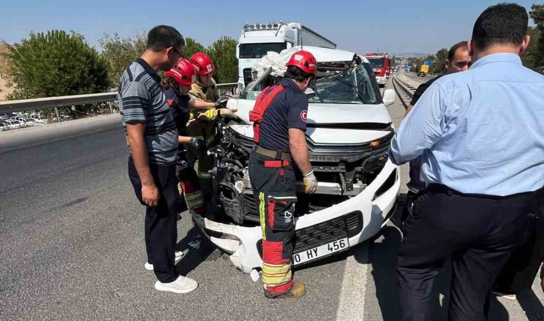 Balıkesir’de İzmir yönüne seyir halindeki kamyona arkadan gelen kamyonet çarparak