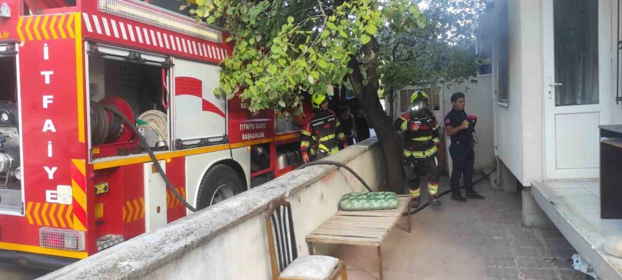 Balıkesir’in Altıeylül ilçesinde bir evde çıkan yangın diğer evlere sıçramadan