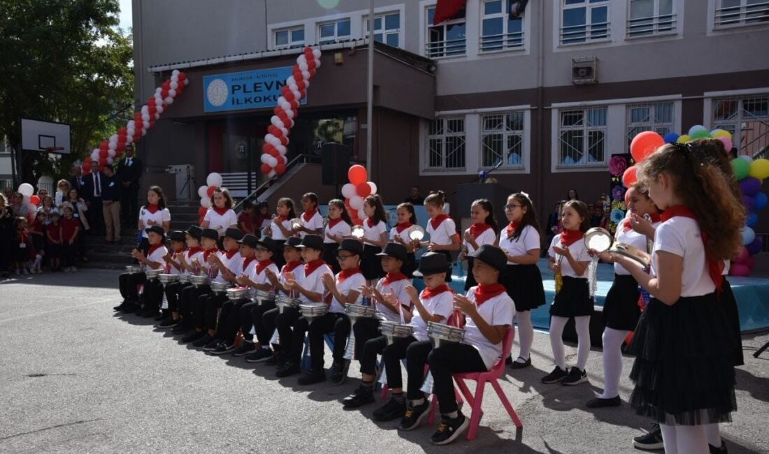Balıkesir’de 2025-2026 eğitim öğretim yılı Plevne İlkokulunda yapılan törenle başladı.