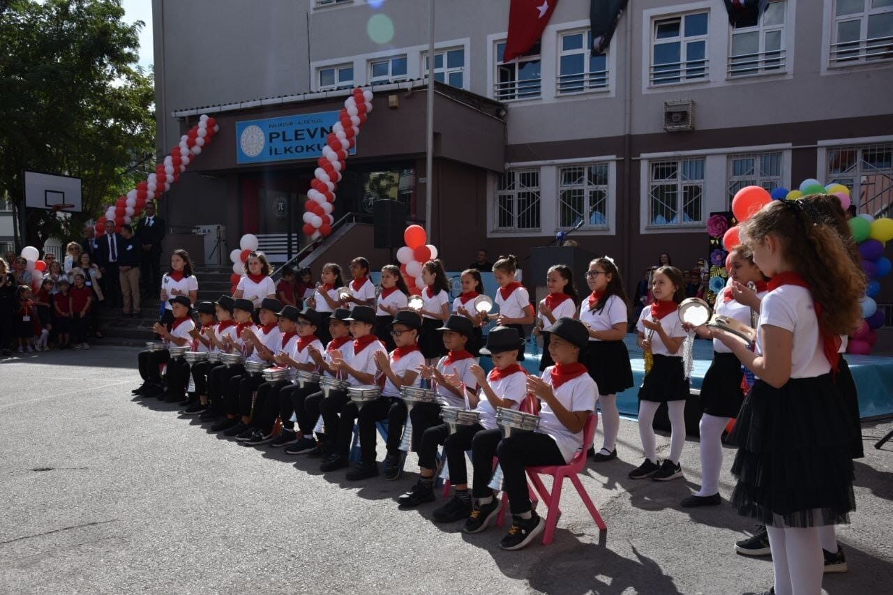 Balıkesir’de 2025-2026 eğitim öğretim yılı Plevne İlkokulunda yapılan törenle başladı.