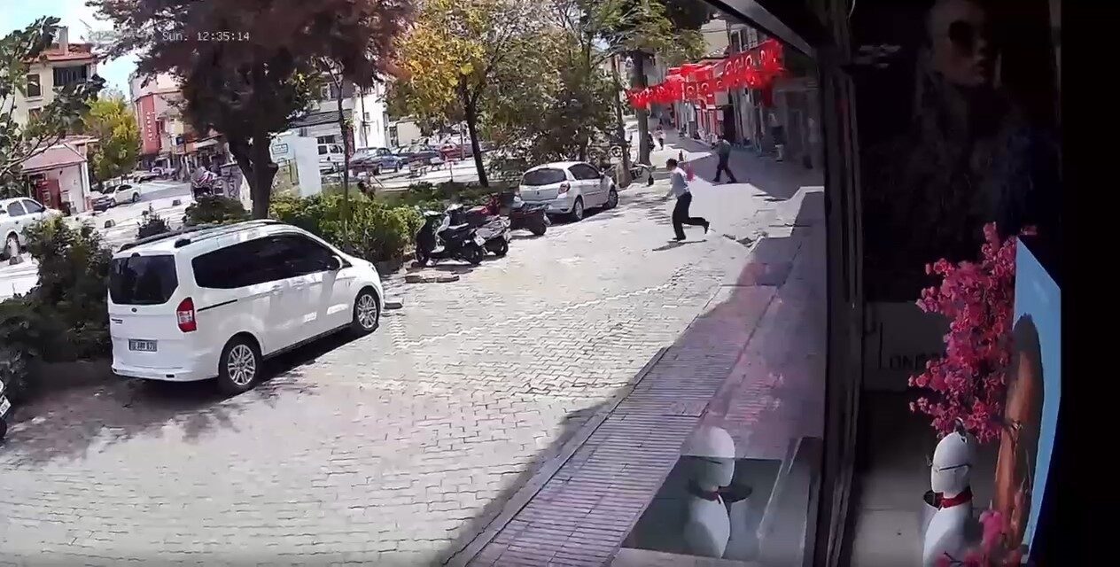 Balıkesir’in Sındırgı ilçesinde 4.9 büyüklüğünde deprem meydana geldi. Deprem sırasında