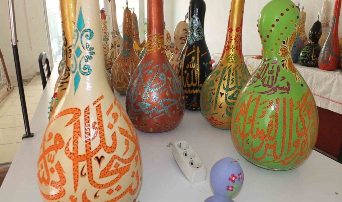 Balıkesir’in Burhaniye ilçesinde yaşayan memur emeklisi Mahmut Ertan, hat yazıları