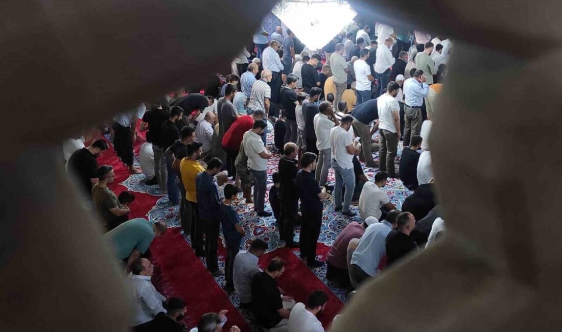 Peygamberler şehri Şanlıurfa’da Mevlid Kandili dolayısıyla vatandaşlar, Balıklıgöl platosunda bulunan