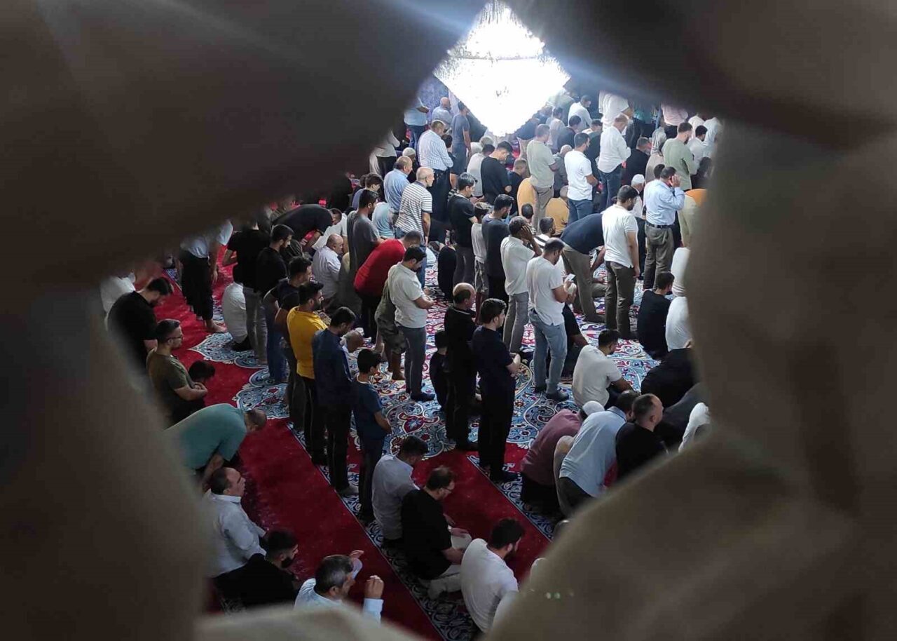 Peygamberler şehri Şanlıurfa’da Mevlid Kandili dolayısıyla vatandaşlar, Balıklıgöl platosunda bulunan