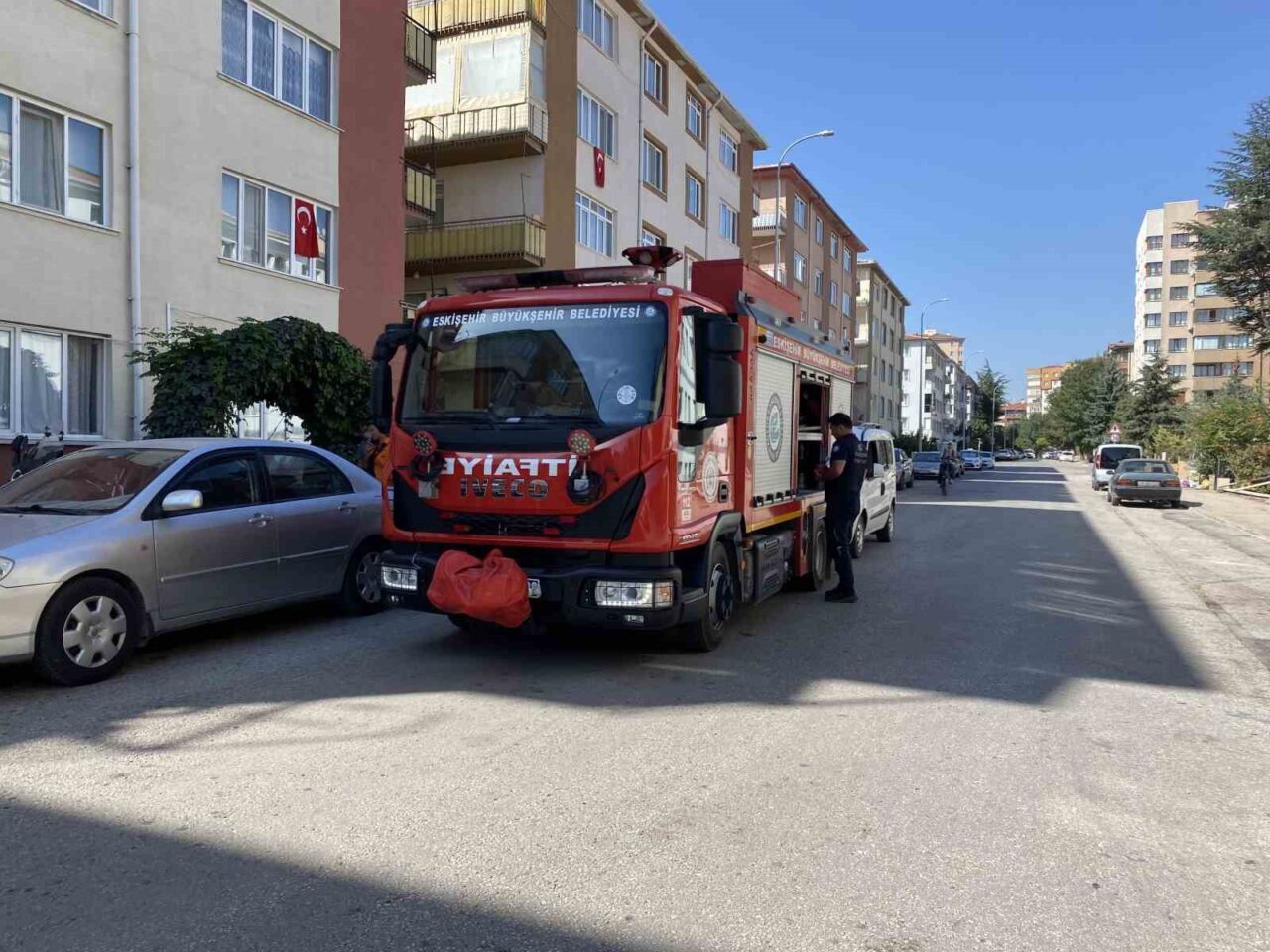 Eskişehir’de vatandaşın balkonda yakmaya çalıştığı esnada aniden alevlenen piknik tüpü