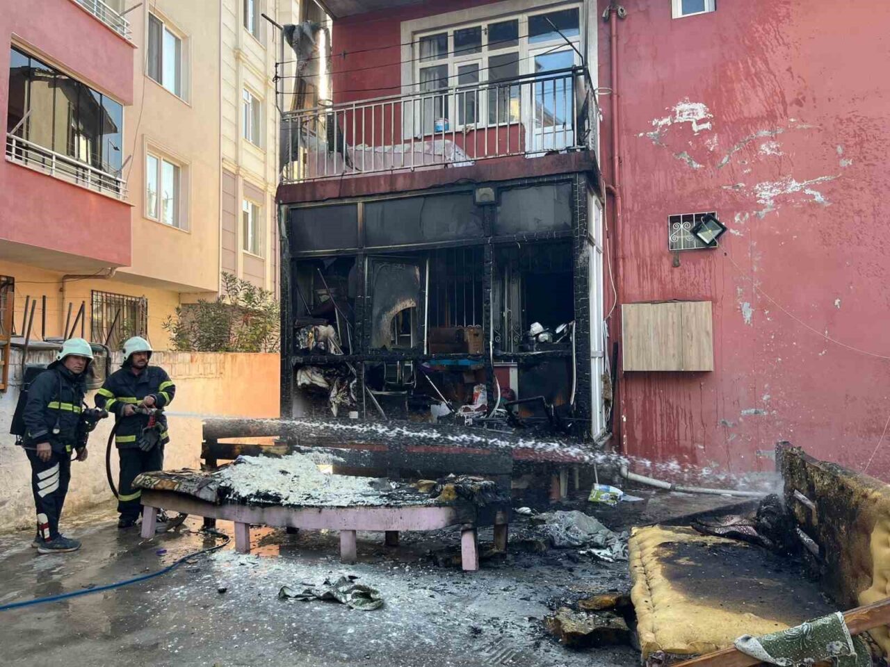 Tokat’ın Erbaa ilçesinde bir apartman dairesinin balkonunda çıkan yangında ev