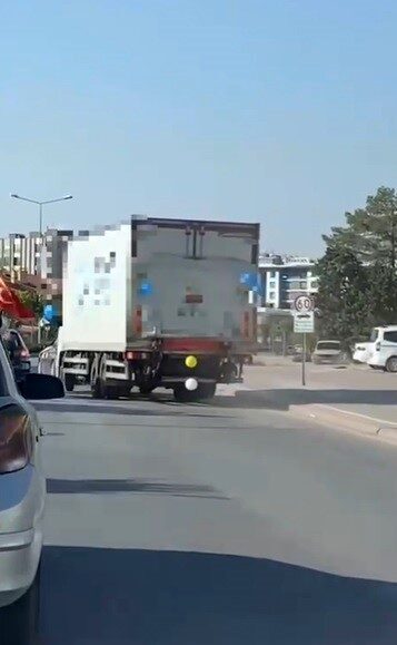 Konya’da yoğun trafiğin bulunduğu cadde üzerinde seyir halindeki balonlarla süslü