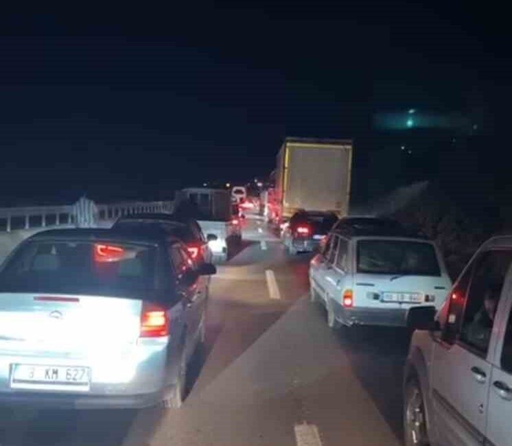 Balıkesir’in Bandırma ilçesinde kontrolden çıkan tırın refüje girdiği kazada 1