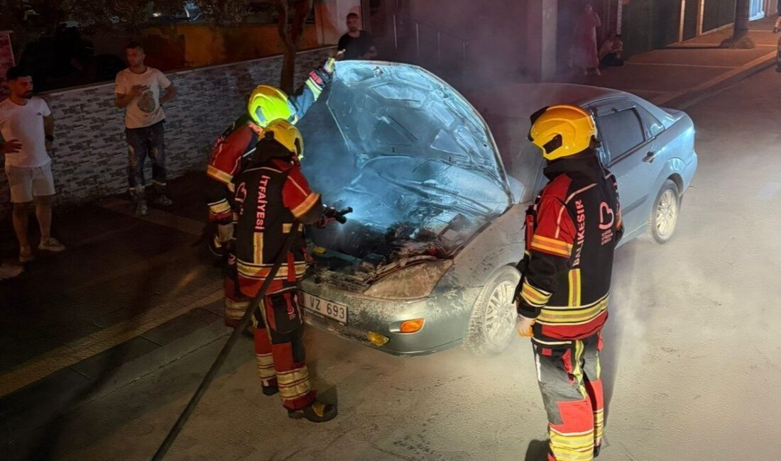 Balıkesir’in Bandırma ilçesinde meydana gelen araç yangını itfaiye ekiplerince söndürüldü.