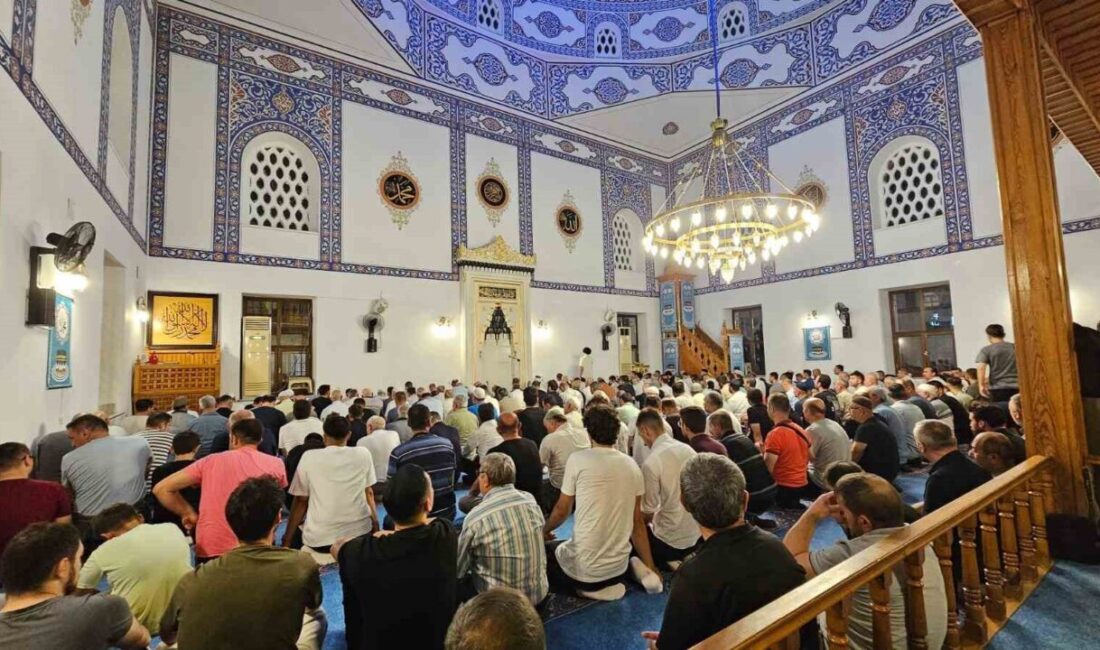 Balıkesir’in Bandırma ilçesinde vatandaşlar, Mevlid Kandili’nde camilere akın etti. Mevlid